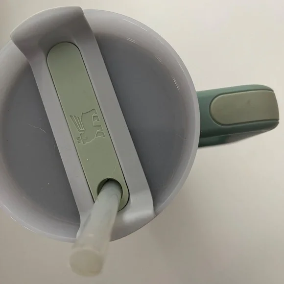 Stanley Quencher 40oz Sage Green - Picture 3 of 4